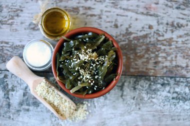 Susam tohumlu ve zeytinyağlı deniz lahanası. Sağlıklı deniz ürünleri. Omega 3. Madde kalıntıları. Diyet yemek..