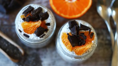 Meyveli ve çikolatalı Chia yoğurdu. Sağlıklı kahvaltı ya da tatlı. Diyet kavramı.