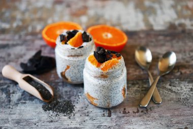 Çikolatalı ve meyveli puding. Sağlıklı kahvaltı ya da atıştırmalık. Keto diyeti. Keto tatlı..