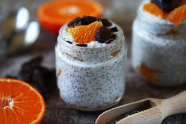 Meyveli ve çikolatalı Chia yoğurdu. Sağlıklı kahvaltı ya da tatlı. Diyet kavramı.