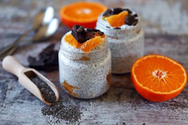 Meyveli ve çikolatalı Chia yoğurdu. Sağlıklı kahvaltı ya da tatlı. Diyet kavramı.