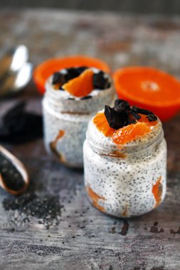 Çikolatalı ve meyveli puding. Sağlıklı kahvaltı ya da atıştırmalık. Keto diyeti. Keto tatlı..