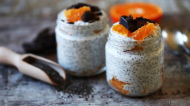 Çikolatalı ve meyveli puding. Sağlıklı kahvaltı ya da atıştırmalık. Keto diyeti. Keto tatlı..