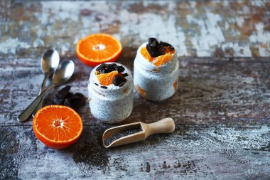 Meyveli ve çikolatalı Chia yoğurdu. Sağlıklı kahvaltı ya da tatlı. Diyet kavramı.