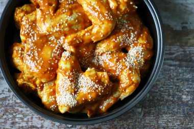 Pişirmeden önce tavada marine edilmiş çiğ tavuk kanadı. Tavuk kanadı pişiriyorum. Bufalo kanadı tarifi. Keto Paleo. Pegan.