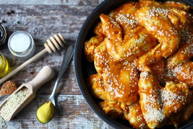 Pişirmeden önce tavada marine edilmiş çiğ tavuk kanadı. Tavuk kanadı pişiriyorum. Bufalo kanadı tarifi. Keto Paleo. Pegan.