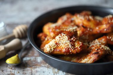 Tavada susam tohumlu fırında tavuk kanadı. Abur cubur. Lezzetli bufalo kanatları.