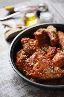 Tavada susam tohumlu fırında tavuk kanadı. Abur cubur. Lezzetli bufalo kanatları.