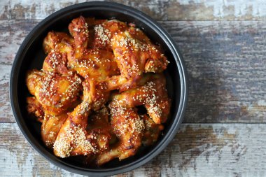 Tavada susam tohumlu fırında tavuk kanadı. Abur cubur. Lezzetli bufalo kanatları.