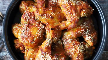 Tavada susam tohumlu fırında tavuk kanadı. Abur cubur. Lezzetli bufalo kanatları.