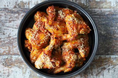 Tavada susam tohumlu fırında tavuk kanadı. Abur cubur. Lezzetli bufalo kanatları.