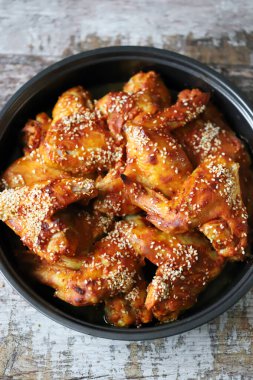 Tavada susam tohumlu fırında tavuk kanadı. Abur cubur. Lezzetli bufalo kanatları.