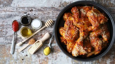 Tavada susam tohumlu fırında tavuk kanadı. Abur cubur. Lezzetli bufalo kanatları.