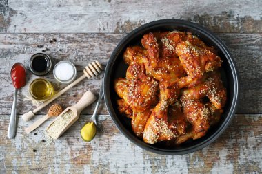 Tavada susam tohumlu fırında tavuk kanadı. Abur cubur. Lezzetli bufalo kanatları.