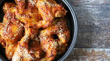 Tavada susam tohumlu fırında tavuk kanadı. Abur cubur. Lezzetli bufalo kanatları.