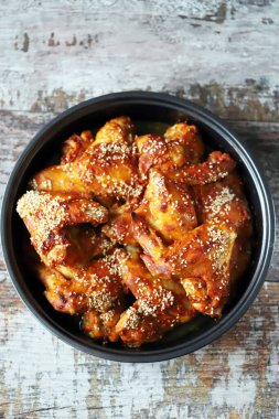 Tavada susam tohumlu fırında tavuk kanadı. Abur cubur. Lezzetli bufalo kanatları.