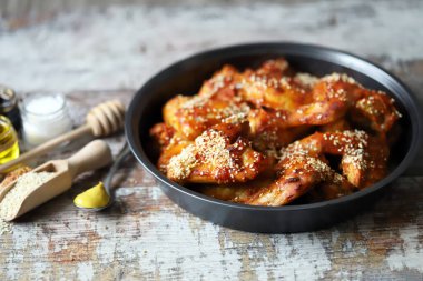 Tavada susam tohumlu fırında tavuk kanadı. Abur cubur. Lezzetli bufalo kanatları.