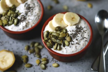 Kabak çekirdeği ve muzlu Chia pudingi. Sağlıklı kahvaltı ya da atıştırmalık. Keto diyeti. Keto tatlısı. Şekersiz tatlı.