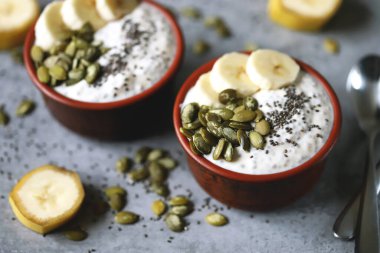 Kabak çekirdeği ve muzlu Chia pudingi. Sağlıklı kahvaltı ya da atıştırmalık. Keto diyeti. Keto tatlısı. Şekersiz tatlı.