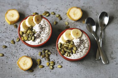 Kabak çekirdeği ve muzlu Chia pudingi. Sağlıklı kahvaltı ya da atıştırmalık. Keto diyeti. Keto tatlısı. Şekersiz tatlı.