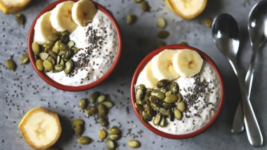 Kabak çekirdeği ve muzlu Chia pudingi. Sağlıklı kahvaltı ya da atıştırmalık. Keto diyeti. Keto tatlısı. Şekersiz tatlı.