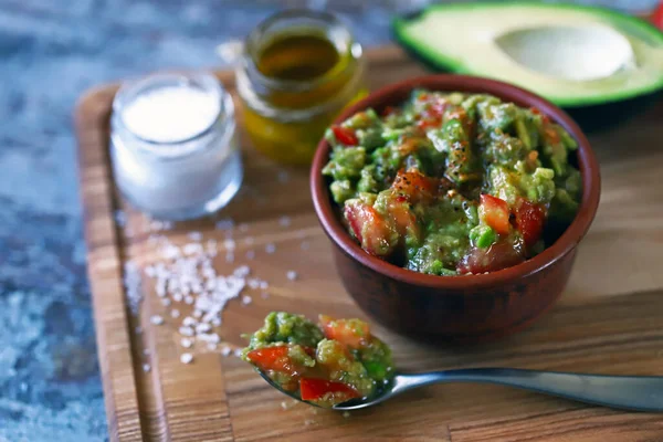 Taze guacamole. Avokado guacamole sosu. Keto diyeti. Keto atıştırmalığı.