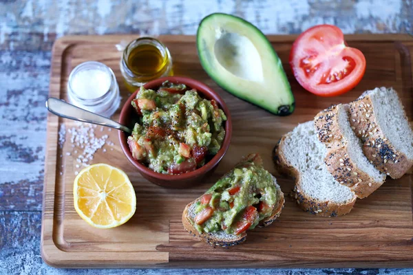 Taze guacamole. Avokado guacamole sosu. Keto diyeti. Keto atıştırmalığı.