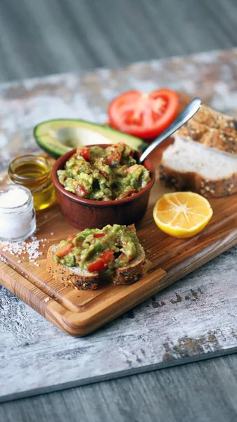 Taze guacamole. Avokado guacamole sosu. Keto diyeti. Keto atıştırmalığı.