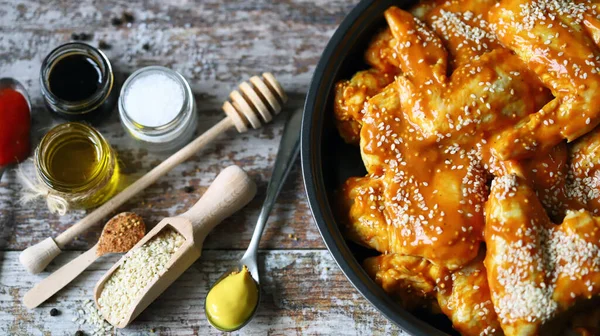 Pişirmeden önce tavada marine edilmiş çiğ tavuk kanadı. Tavuk kanadı pişiriyorum. Bufalo kanadı tarifi. Keto Paleo. Pegan.