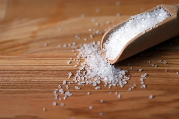 Witte Zee Kristallijn Zout Van Medium Malen Een Houten Spatel — Stockfoto