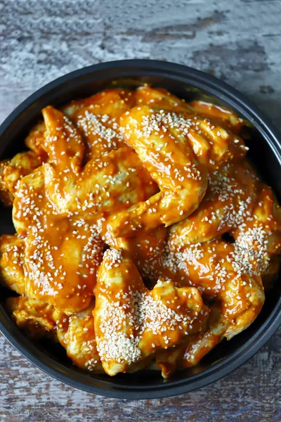 Susam sosunda marine edilmiş çiğ tavuk kanadı..