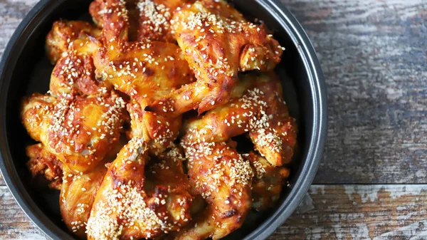 Alitas Pollo Horno Con Semillas Sésamo Una Sartén Comida Chatarra —  Fotos de Stock