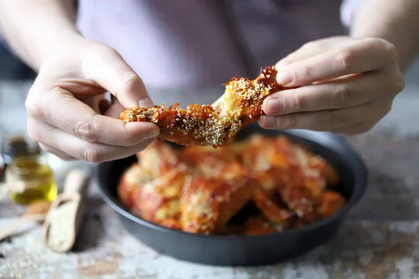 Man Eating Chicken Wings Fried Chicken Wings — Stock Photo, Image