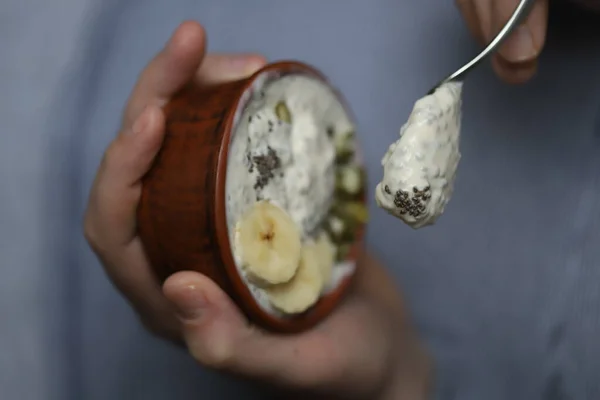 Manliga Händer Håller Skål Yoghurt Man Med Sked Äter Yoghurt — Stockfoto