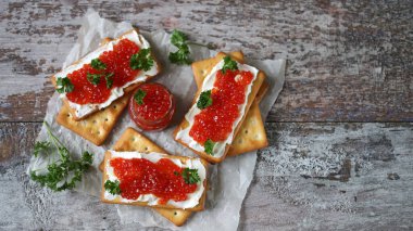 Kırmızı havyarlı ve krem peynirli krakerler. Kırmızı havyarlı kavanoz. Omega 3 ürünü.