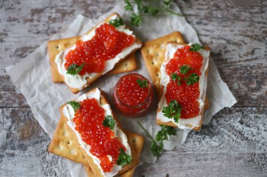 Beyaz peynirli krakerler ve kırmızı havyar. Keto diyeti. Sağlıklı kahvaltı. Keto atıştırmalığı.