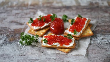 Beyaz peynirli krakerler ve kırmızı havyar. Keto diyeti. Sağlıklı kahvaltı. Keto atıştırmalığı.