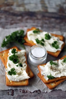Krem peynirli kraker ve otlar. Sağlıklı çerez.