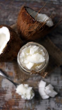 Kavanozda hindistan cevizi yağı. Hindistan cevizi yarıları.