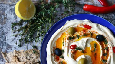 Bir tabak humus. Zeytin ve kırmızı biberli sağlıklı atıştırmalık humus. Vejetaryen atıştırması.