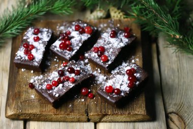 Kızılcık ve pudra şekerli Noel çikolatalı kekler. İyi yeni yıl ruhu..