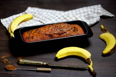 Fırında pişmiş muz ekmeği. Muzlu çikolatalı pasta..