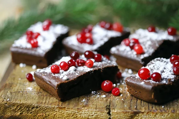クランベリーと粉砂糖とクリスマスチョコレートケーキ 良いお正月の精神 — ストック写真