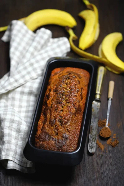 Fırında pişmiş muz ekmeği. Muzlu çikolatalı pasta..