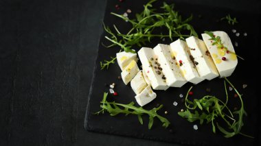 Siyah bir tahtada taze peynir..