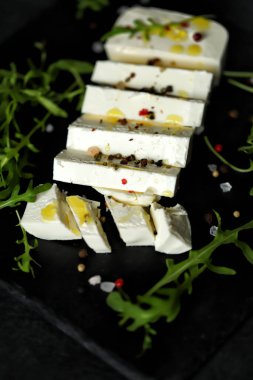 Siyah bir tahtada taze peynir..