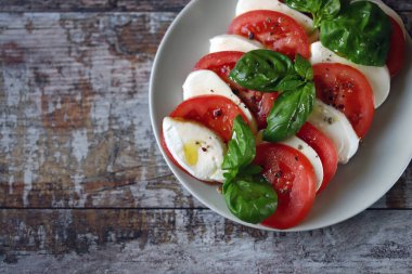 Tabakta klasik Caprese salatası.