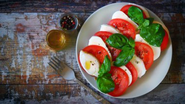 Tabakta klasik Caprese salatası.