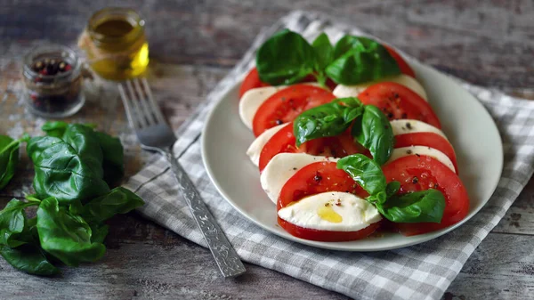 Klasický Caprese Salát Talíři — Stock fotografie