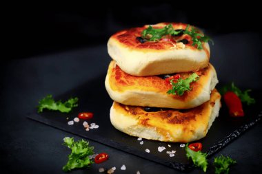 Köşedeki mini pizzalar. Taş tahtada iştah açıcı mini pizza sunumu. Sağlıklı yemek..